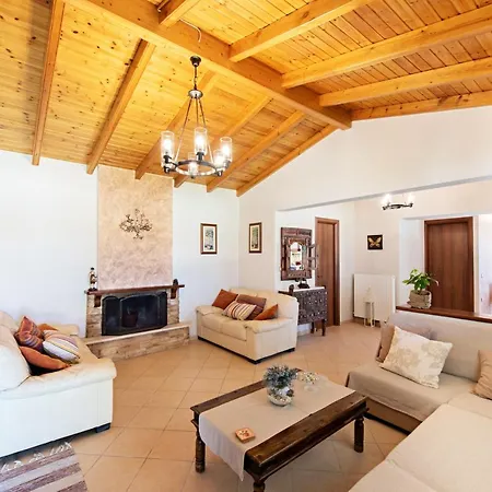 Pine Forest Villa Kompítsion